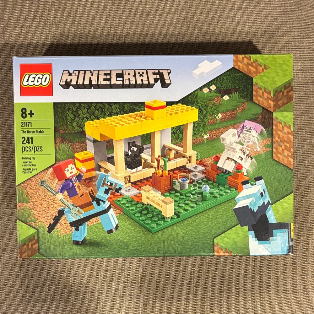 LEGO Minecraft Horse Stable Set - Yellow, Green, White